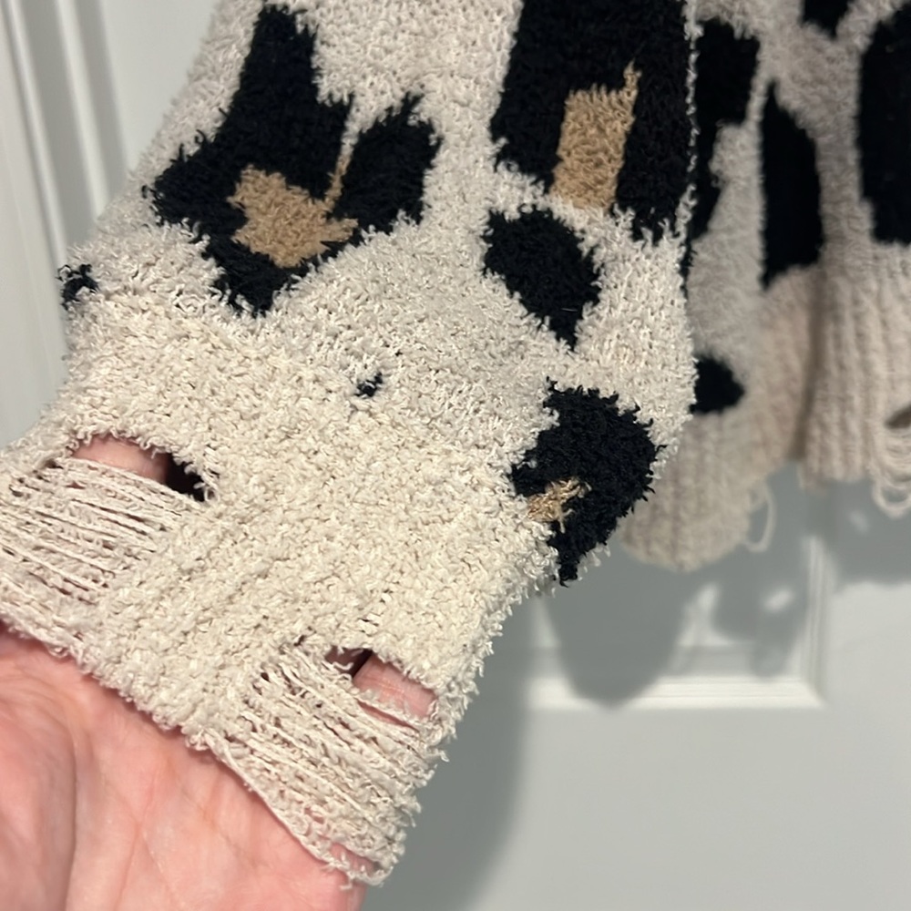 Leopard Print Distressed Sweater - Picture 2 of 4